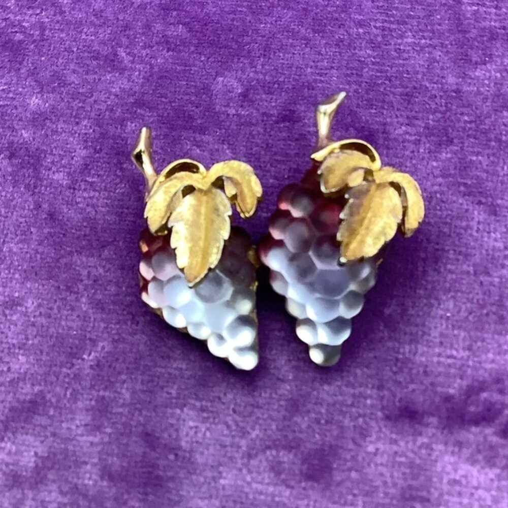 Vintage Art Glass Frosted Grapes brooch